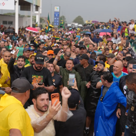 O GÊNIO DO ALGORITMO: NIKOLAS FERREIRA ATROPELA O SILÊNCIO DO RECESSO E DESAFIA O GOVERNO FEDERAL NAS REDES