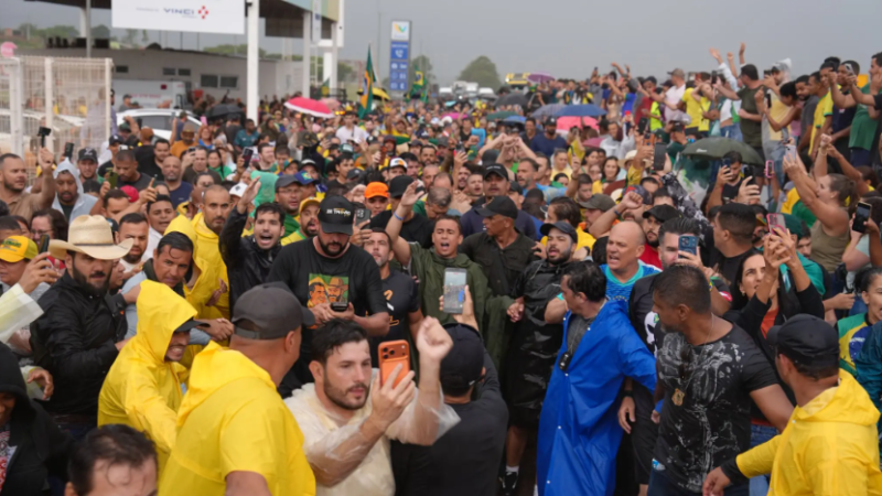 O GÊNIO DO ALGORITMO: NIKOLAS FERREIRA ATROPELA O SILÊNCIO DO RECESSO E DESAFIA O GOVERNO FEDERAL NAS REDES