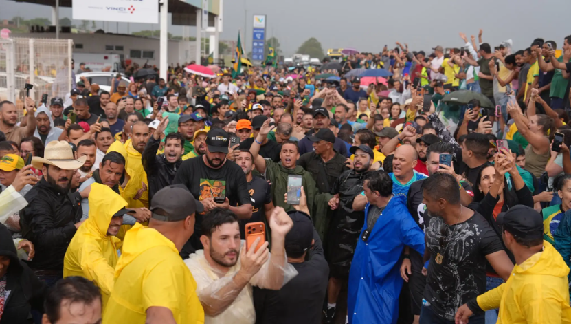 O GÊNIO DO ALGORITMO: NIKOLAS FERREIRA ATROPELA O SILÊNCIO DO RECESSO E DESAFIA O GOVERNO FEDERAL NAS REDES