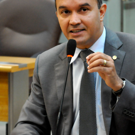 DO SONHO DE BRASÍLIA AO PÉ NO CHÃO DO RN: O RECUO DE KELPS LIMA VIRA ASSUNTO NO VERANEIO