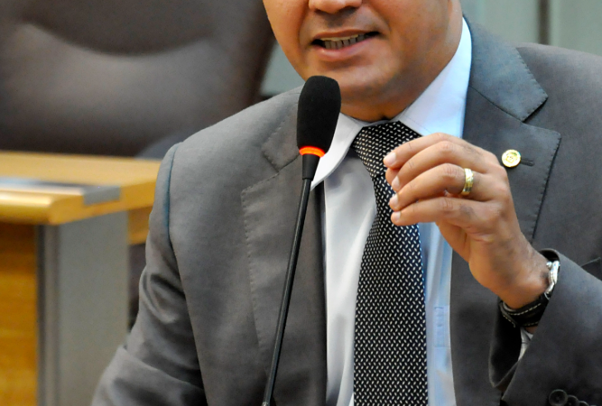 DO SONHO DE BRASÍLIA AO PÉ NO CHÃO DO RN: O RECUO DE KELPS LIMA VIRA ASSUNTO NO VERANEIO