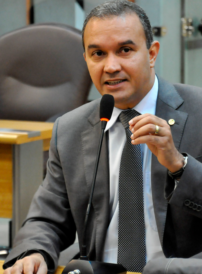 DO SONHO DE BRASÍLIA AO PÉ NO CHÃO DO RN: O RECUO DE KELPS LIMA VIRA ASSUNTO NO VERANEIO