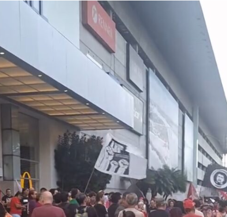 DEOLOGIA ACIMA DA REALIDADE: MILITÂNCIA OCUPA CALÇADA DO MIDWAY EM DEFESA DE DITADURA VENEZUELANA