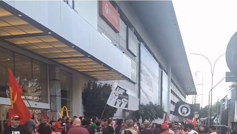 DEOLOGIA ACIMA DA REALIDADE: MILITÂNCIA OCUPA CALÇADA DO MIDWAY EM DEFESA DE DITADURA VENEZUELANA