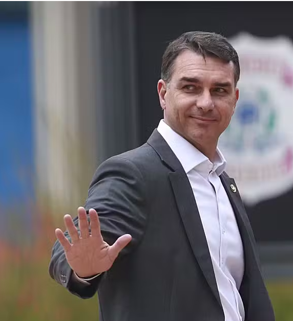 RITMO ACELERADO: FLÁVIO BOLSONARO CRESCE NAS PESQUISAS E CONSOLIDA EMPATE TÉCNICO COM LULA